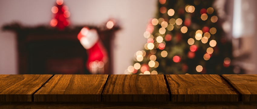 圣诞灯近距离的木制书桌