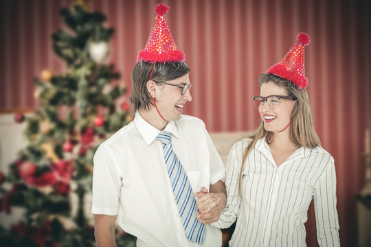 微笑着戴着圣诞帽的夫妇