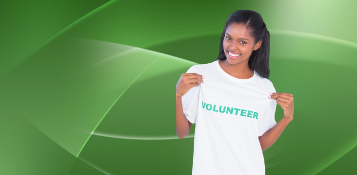 年轻的女人穿着志愿者T恤