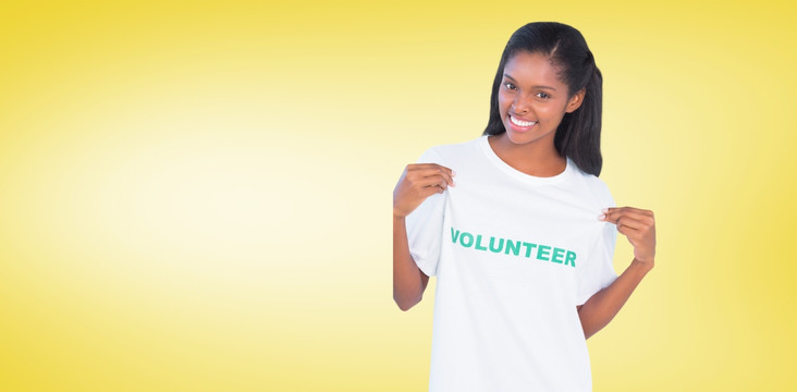 女人穿着志愿者T恤