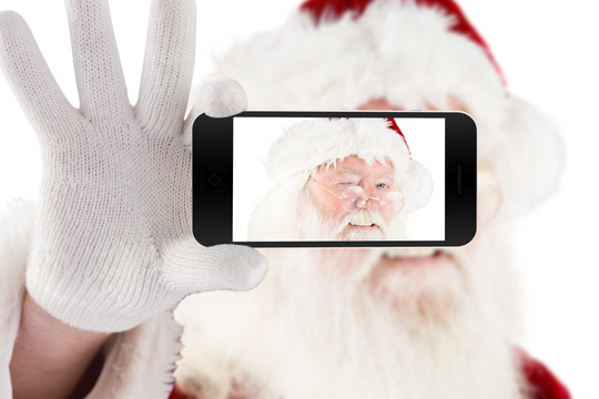 拿着手机自拍的圣诞老人