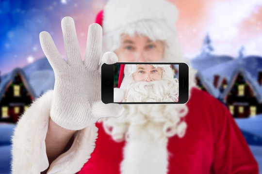 对着手机自拍的圣诞老人