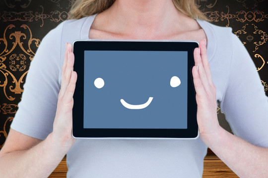 微笑的女人与平板电脑