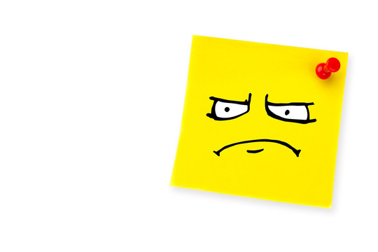 愤怒的脸在黄纸上