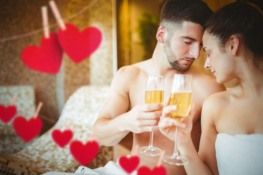 浪漫的情侣加上香槟酒杯