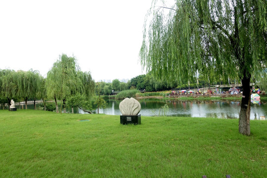 绿色湖畔 柳树 雕塑