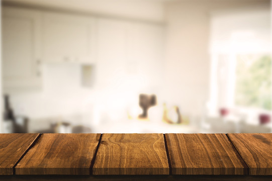 厨房内的木制餐桌