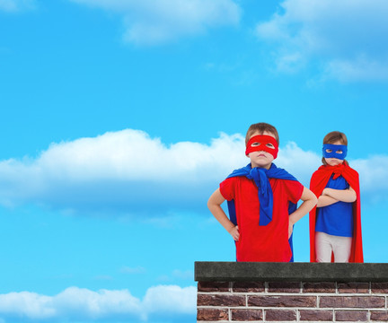 戴面具的孩子假装超级英雄