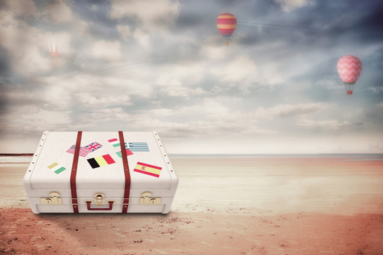 沙滩上的行李箱