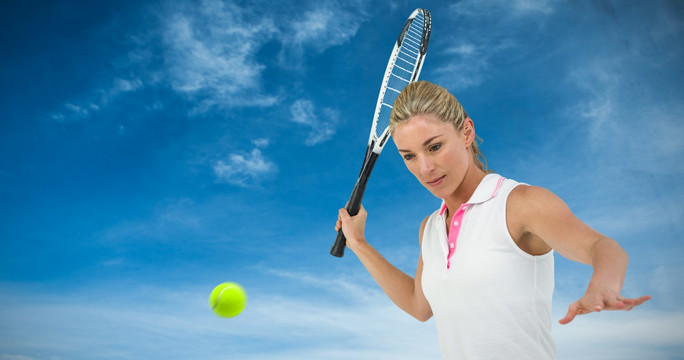 在打网球的女运动员