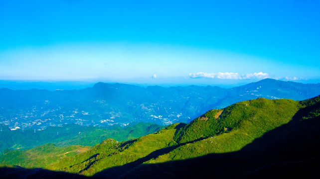 崇山峻岭 丘陵