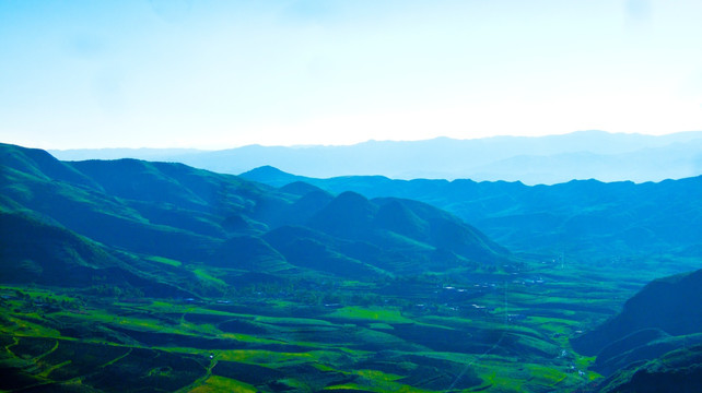 丘陵 山村