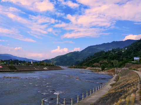 碧水 蓝天 夕阳红 河提