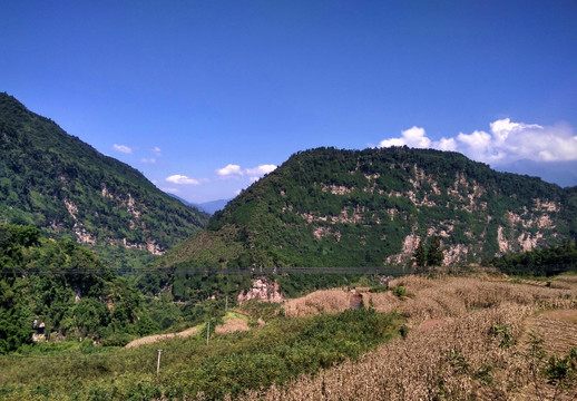 红岩 大山 蓝天 玉米地