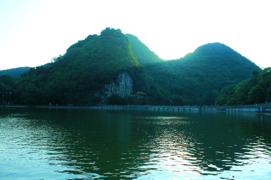 山青青水秀秀