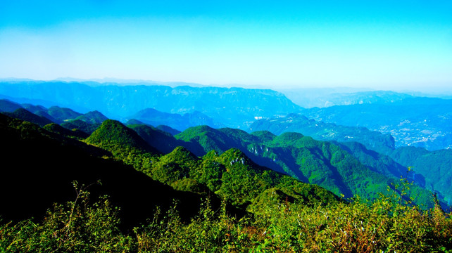 群山起伏