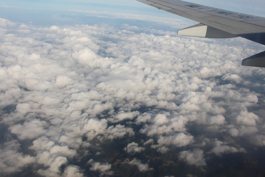 飞机下的云层