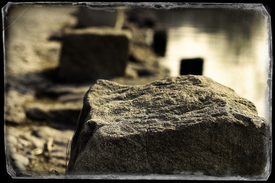 湖边石块