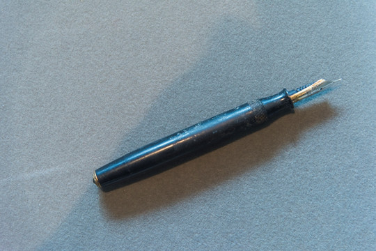 一支旧钢笔