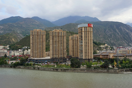 汶川县城俯拍 岷江两岸 日景