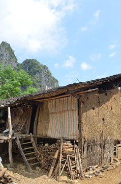 泥墙木屋老房