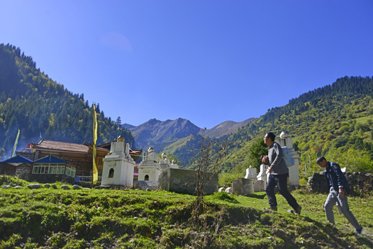 达古藏寨和徒步的游客