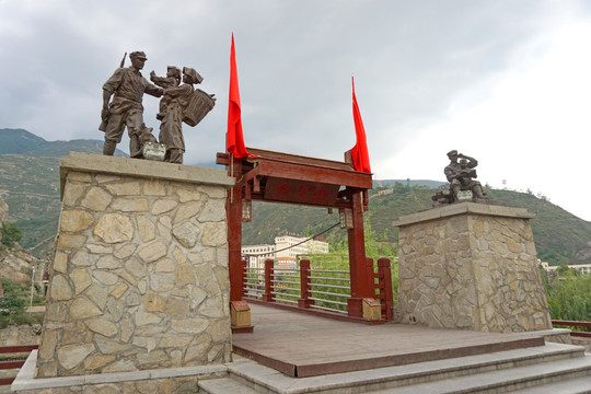 汶川红军桥 桥头红军雕塑