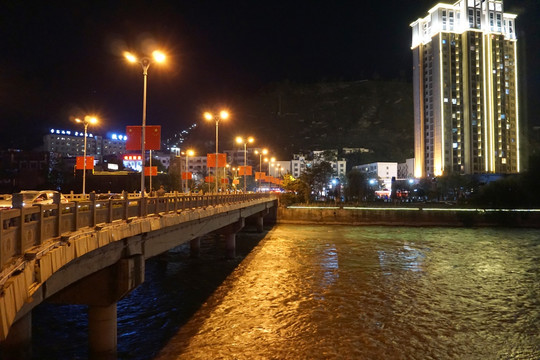 汶川县城风光 汶川威州大桥夜景