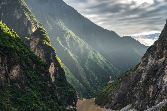 云南香格里拉虎跳峡