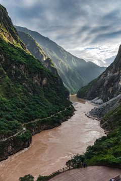 云南香格里拉虎跳峡