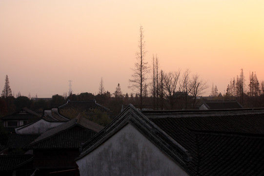 乌镇 夕阳 屋顶