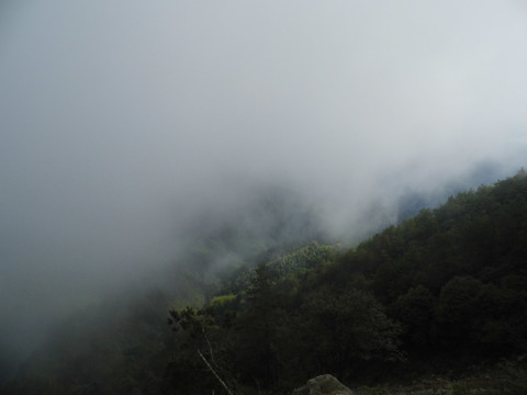 云雾迷蒙的群山