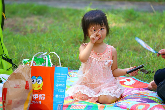 在公园吃零食的小女孩