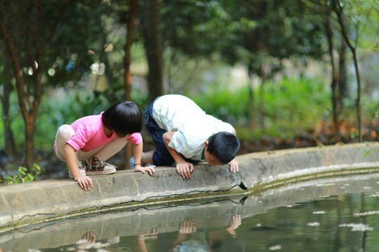 小孩玩水