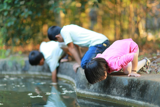 小孩玩水