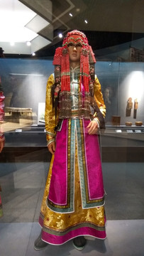 蒙族女人服装头饰蜡像人