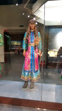 蒙族女人服装头饰蜡像人