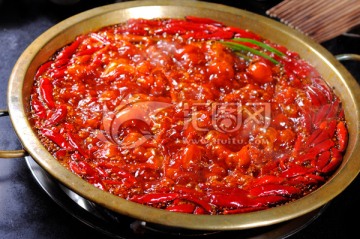 煮沸的红锅