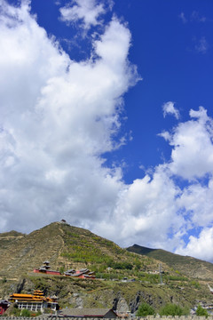 从松潘古城远眺村庄和寺庙