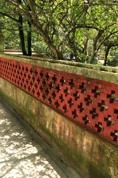 园林装饰十字空格红砖围墙庭院