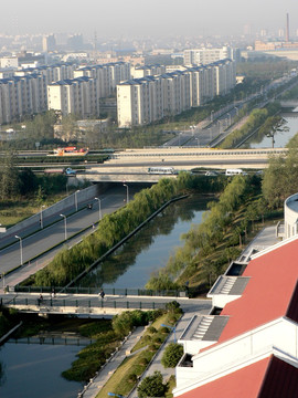 城市住宅道路小河