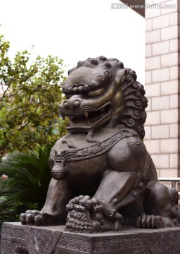 威严的铜狮雕塑