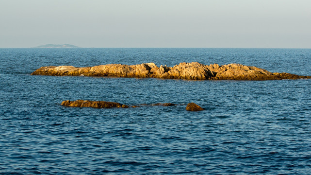 海滩岩石