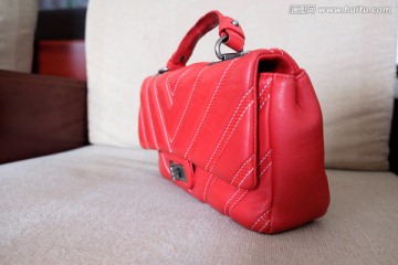 红色手提包