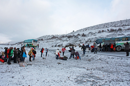 雪山公路事故现场