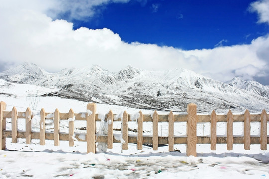 雪山木栅栏