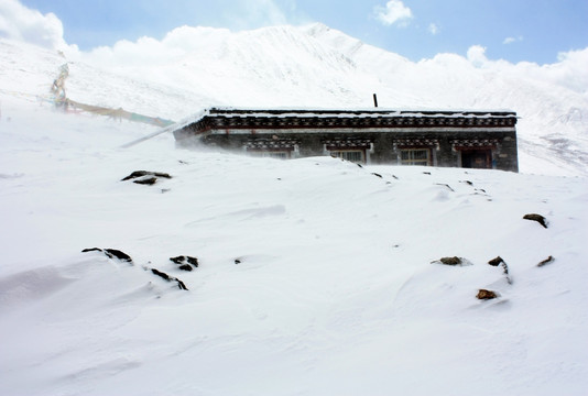 雪山藏式建筑