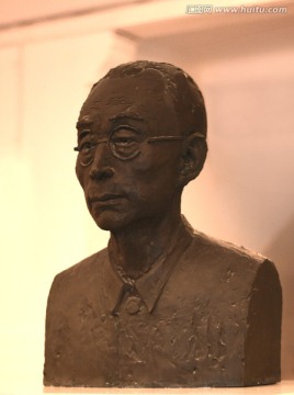 华东师范大学首任校长孟宪承塑像