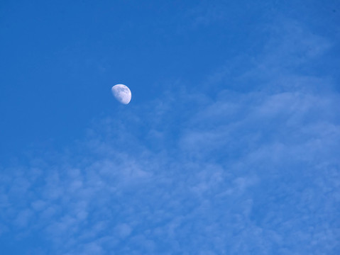蓝天和月亮 上弦月