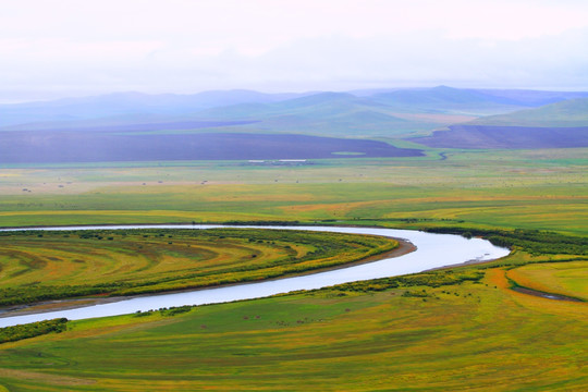 界河对岸的俄罗斯原野